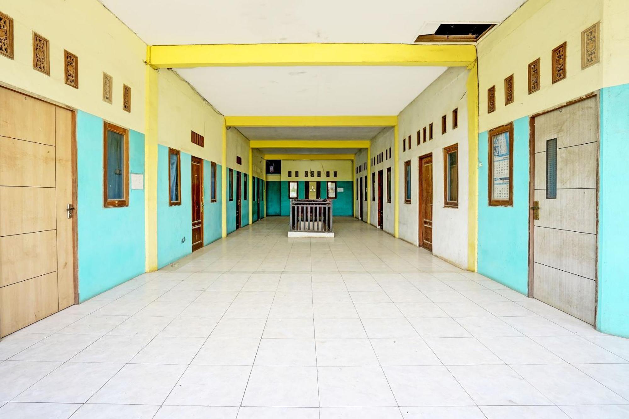 Oyo Life 93037 Nova Jaya Homestay Syariah Lamongan Exterior foto